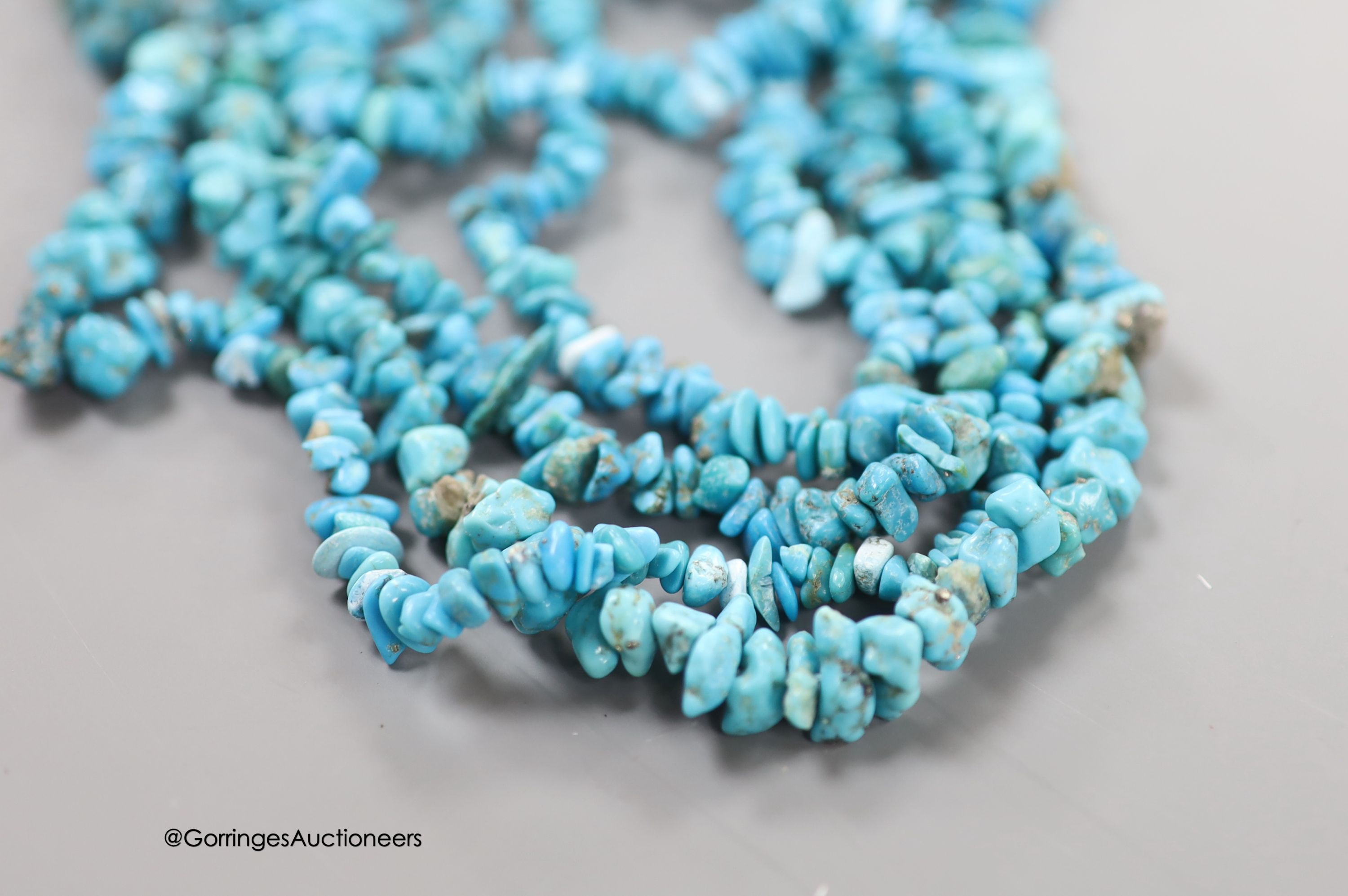 A very long single strand turquoise pebble necklace, 382cm.